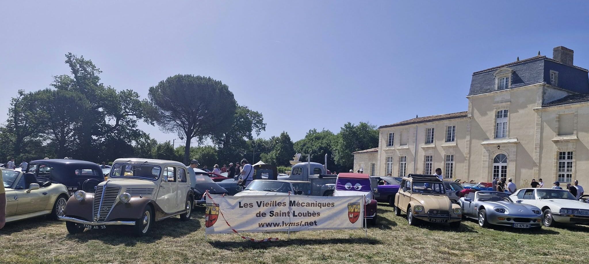 Véhicules anciens des Vieilles Mécaniques de Saint-Loubès lors d’un rassemblement